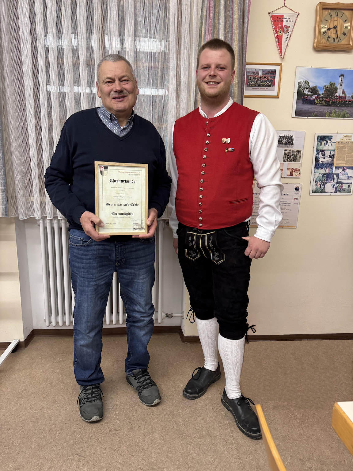 Ehrenmitglied Richard Erdle und Vorstand Tobias Kirschenhofer. Richard Erdle hält die Urkunde zur Ernennung als Ehrenmitglied in den händen.
